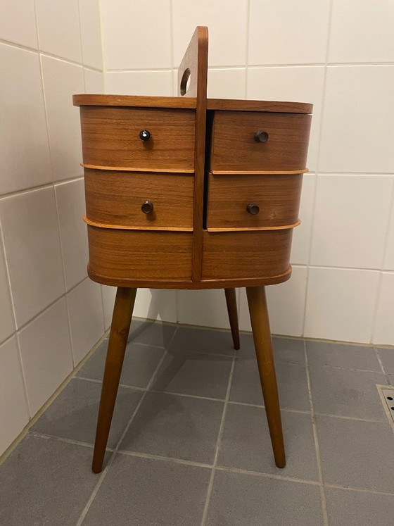 Image 1 of Teakhouten Naaikastje. Mid-Century, Scandinavisch Design. Unieke Tijdcapsule uit deze tijd door de Oorspronkelijke Inhoud 