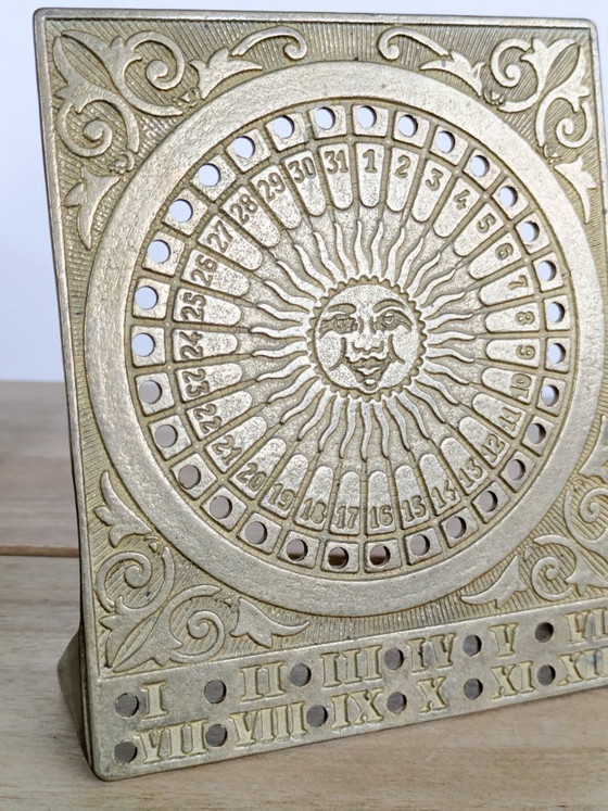 Calendrier perpétuel de table en laiton antique avec motif solaire et zodiaque – Objets déco, Brass (photo 4 of 12)