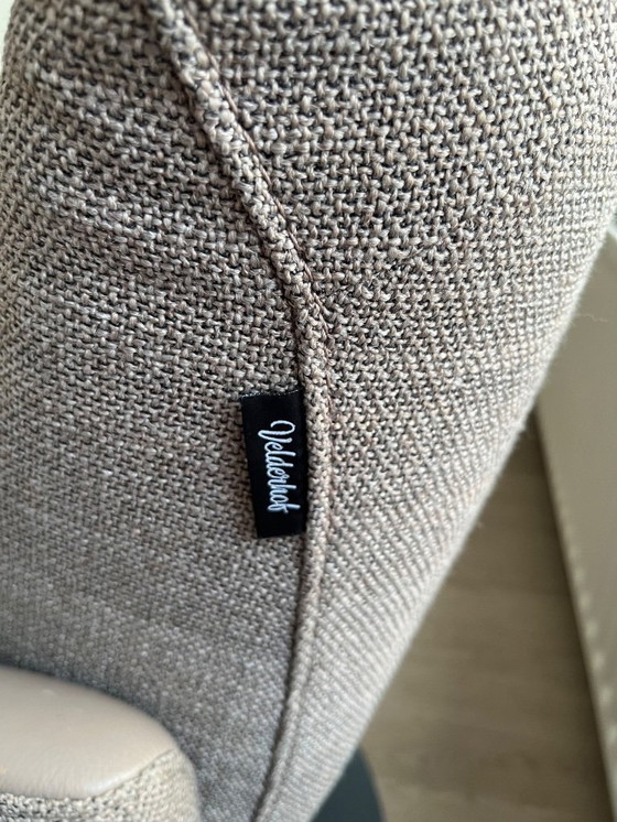 Image 1 of Velderhof está de pie en un sillón relajante.