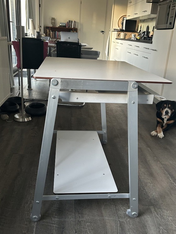 Image 1 of Table design pratique pour espace de travail