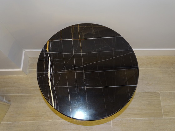 Image 1 of Table basse ou table d&#39;appoint Natuzzi, marbre Sahara Noir, XXIe siècle – Italie