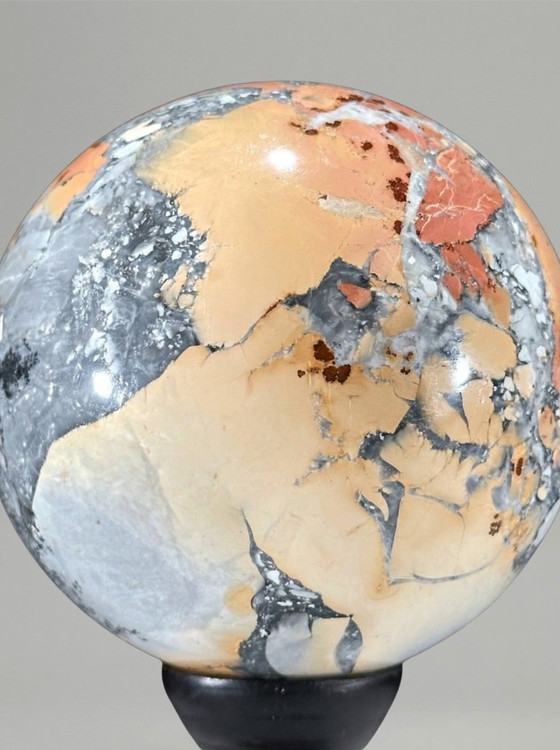 Image 1 of Duo decorativo: sfera di diaspro Maligano e gruppo di quarzo su piedistalli.