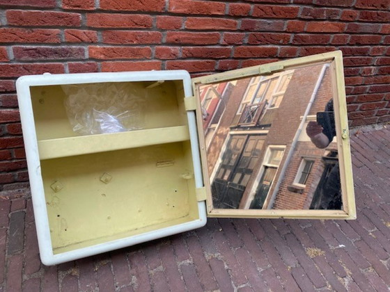 Image 1 of armadietto dei medicinali degli anni '50