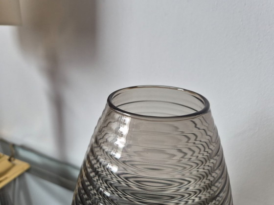 Image 1 of Copiadora/Fábrica de vidrio Leerdam - Jarrón acanalado Fumé (diseño 1953)