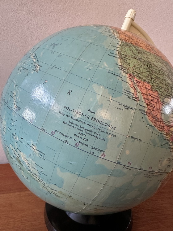 Image 1 of globe politique vintage