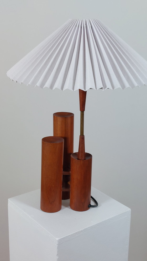 Image 1 of Vintage houten tafellamp/bijzetlamp uit het midden van de vorige eeuw met geplooide kap.