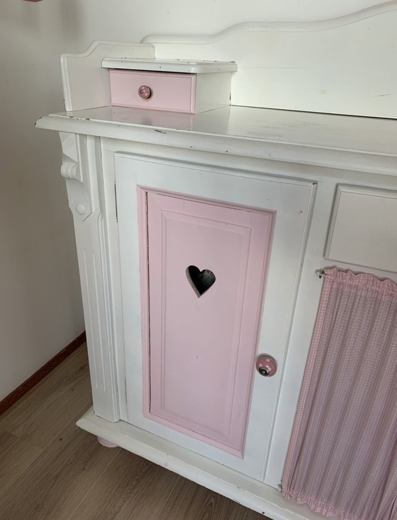 Image 1 of Preciosa cómoda antigua para la habitación de una niña.