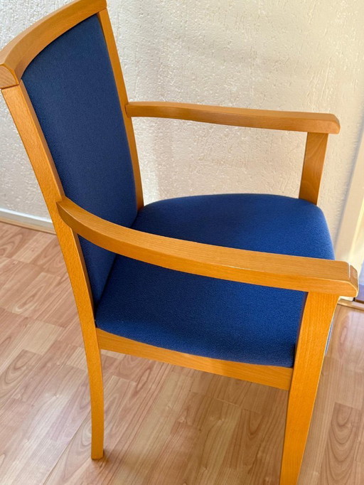 2 stevige koningsblauwe eetkamerstoelen
