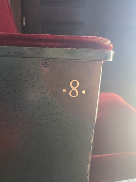 Image 1 of Fauteuil de cinéma vintage, en velours rouge, avec base pivotante verte