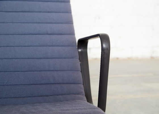 Charles & Ray Eames Stoel EA124 & Ottomane EA125 voor Vitra/Herman Miller – Verstelbare relaxstoel, Textiel (photo 8 of 20)