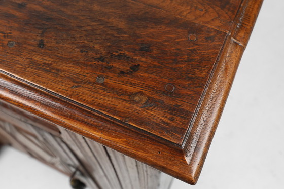 Image 1 of Armario belga de una sola puerta, tallado a mano, del siglo XVI en roble macizo.