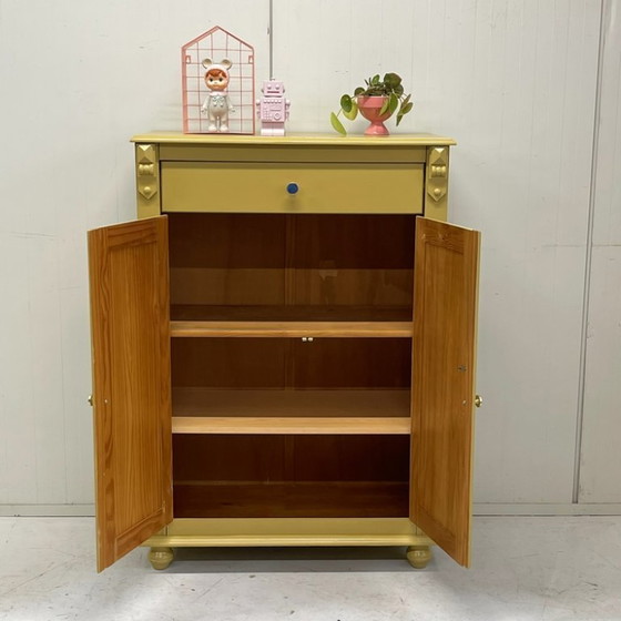 Image 1 of Mädchenkleiderschrank neu gestalten, ockergelb & neuer Kleiderschrank mit Knöpfen