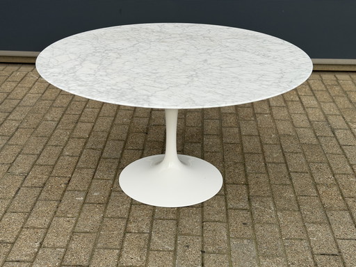 Original Carrara marble round Knoll Tulip dining table (120cm)