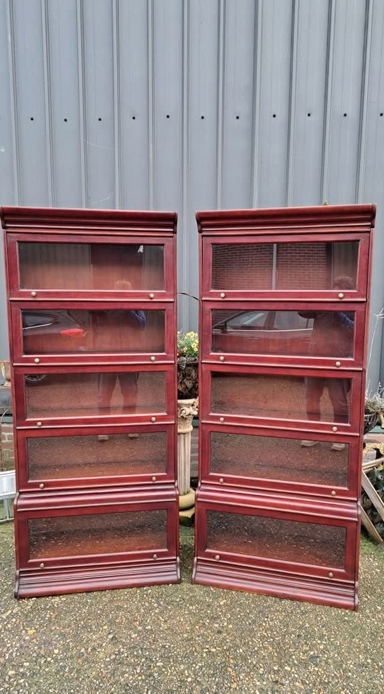 Image 1 of Klassisches Bücherregal aus Mahagoni im Stil von Globe Wernicke mit den Maßen 85x30 und einer Höhe von 195cm.