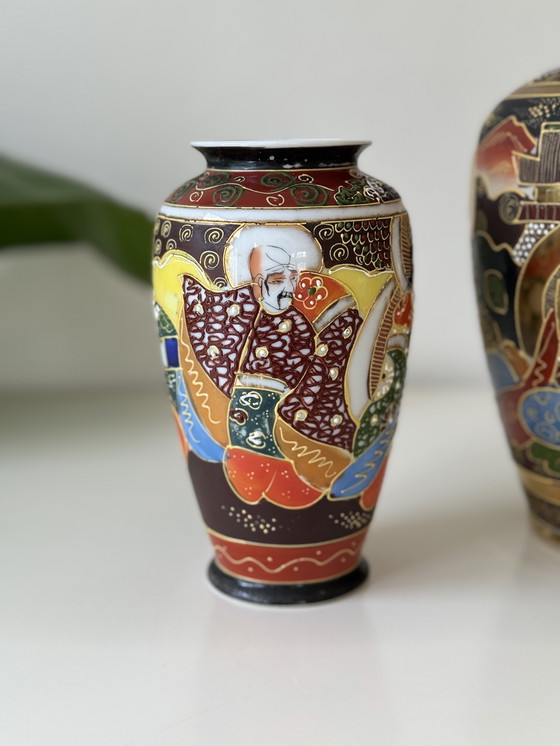 Image 1 of Vase ancien japonais de style Satsuma - avec accents dorés et décor de Geisha