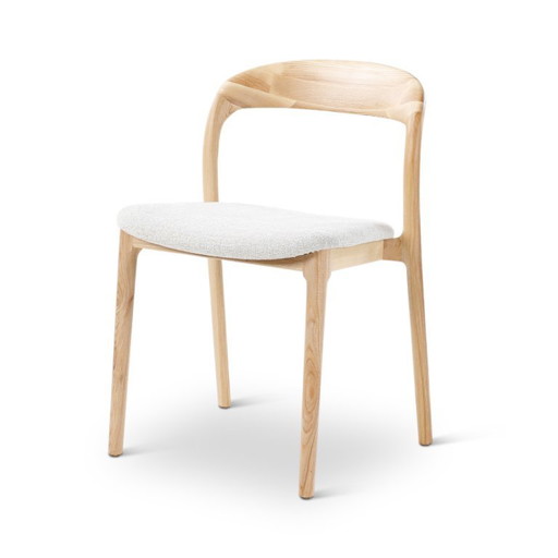 Sillas en color beige con patas naturales, 6 unidades.