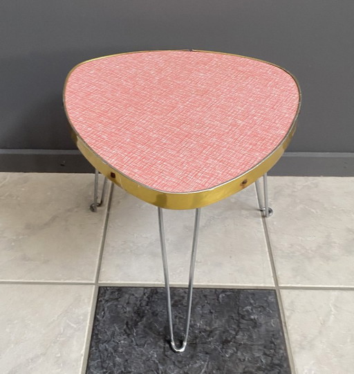 Rode en witte driehoekige bloementafel uit de jaren 60 (lijkt roze).