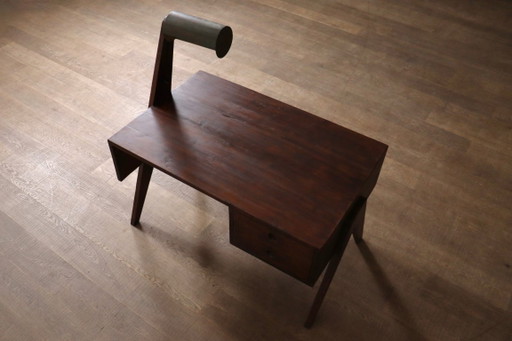 Bureau van Pierre Jeanneret met geïntegreerde lamp, Chandigarh, jaren 1950 – Wood (photo 2 of 18)