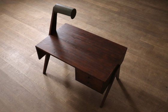 Bureau van Pierre Jeanneret met geïntegreerde lamp, Chandigarh, jaren 1950 – Wood (photo 2 of 18)