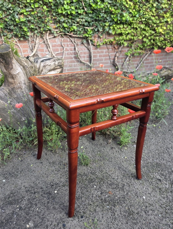 Image 1 of Vintage faux bamboo bijzettafel met glas en Weens vlechtwerk
