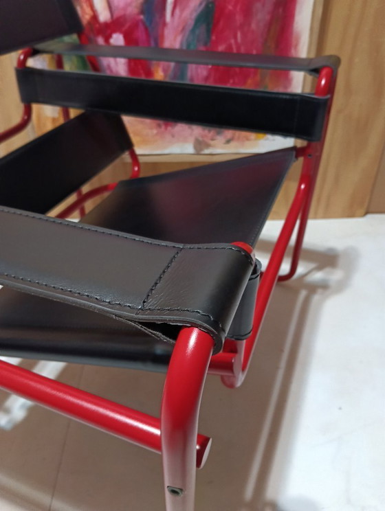 Image 1 of Bolso Knoll Wassily B3 rojo mate, nuevo-usado, en piel negra, de Marcel Breuer.