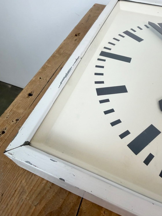 Grande horloge murale carrée blanche de style industriel, de CTW, 1960 – Pendules, Glass, Iron (photo 15 of 19)