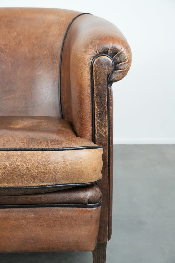 Image 1 of Vintage schapenleren clubfauteuil met een mooi patina