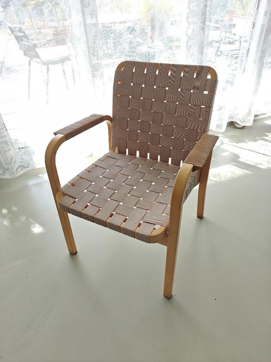 Modello 45 di Alvar Aalto con cinghie color arancio-crema – Artek, Sedie da pranzo, Textile (photo 5 of 5)