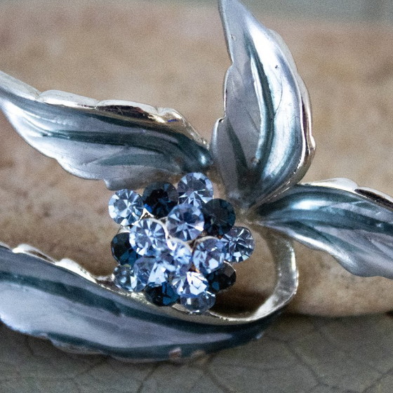 Image 1 of Spilla vintage a forma di fiore smaltato con strass blu