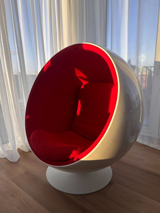 Ball Chair von Eero Aarnio in Classic Red (Adelta) – fauteuils, Metal, Textile