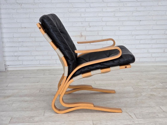 Image 1 of Sillón de diseño noruego, años 70, modelo "Kengu", cuero, madera curvada.