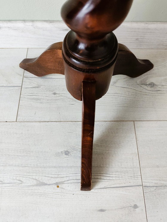 Mesita auxiliar antigua de madera maciza con patas torneadas. – Mesas auxiliares, Wood (photo 4 of 11)