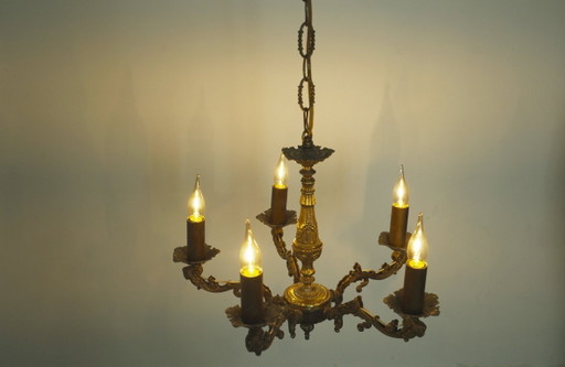 Vintage Franse messing kroonluchter, antieke plafondlamp in rococo-revival Louis XV-stijl met 5 armen en gezichtsmotieven.