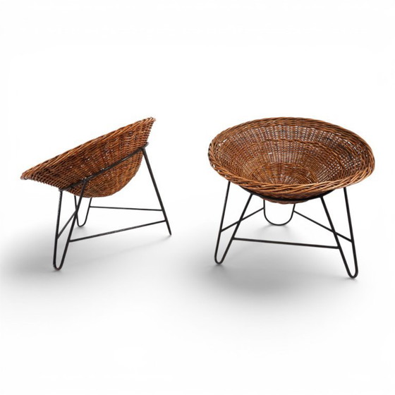 Image 1 of Pod Chairs – Een paar loungestoelen van rotan/riet op een metalen frame, 1970