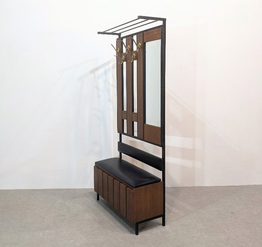 Perchero de mediados de siglo con arcón de almacenamiento y espejo.