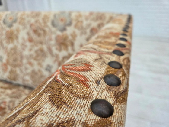 Image 1 of Dänisches 2-Sitzer-Sofa aus den 1950er Jahren, beiger/brauner Möbelstoff, Eichenholz.