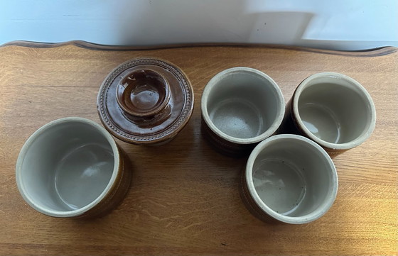 Image 1 of Mantequillera con depósito de agua + 3 macetas de gres marrón vidriado de Berry