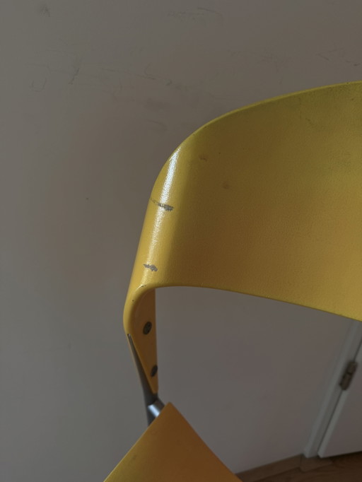 Chaise empilable jaune Cadiz conçue par Krijn Hamelink – krukjes, Wood (photo 2 of 5)