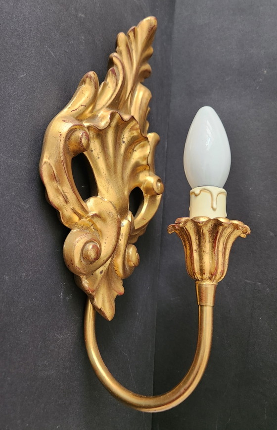 2 Louis XVI Neo-Classical Rocaille Wall Lamps with Gilded Carved Wood Appliqués, Handgeschnitzt, Frankreich (photo 7 of 15)