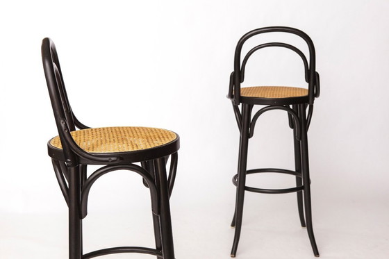 Image 1 of Par de taburetes de bar de madera curvada con asientos de caña de Viena, estilo Thonet, madera de haya negra, estilo italiano vi