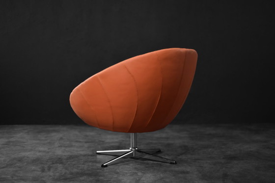 Image 1 of Fauteuil pivotant orange de style scandinave moderne vintage des années 1960