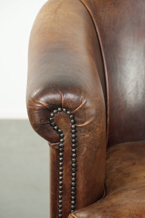 Image 1 of Stoere en begeerlijke vintage schapenleren clubfauteuil met een mooi patina en warme kleuren