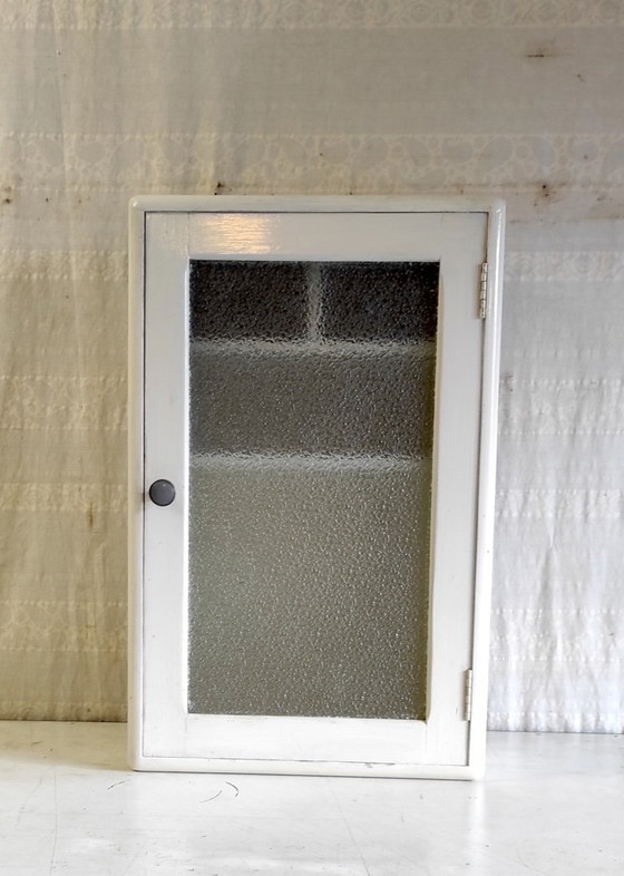 Image 1 of Badezimmerschrank aus Massivholz und Glas – Mitte des 20. Jahrhunderts