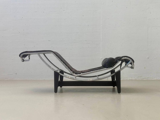 Cassina LC4 Chaises longues en Peau de Poney – Le Corbusier, Pierre Jeanneret & Charlotte Perriand – Metal (photo 2 of 26)