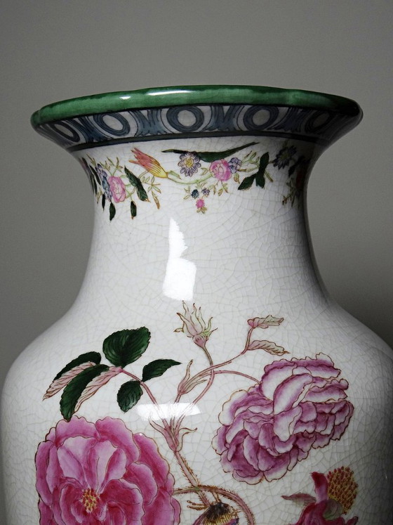 Image 1 of Impresionante jarrón antiguo de Wong Lee con cerámica craquelada y decoración botánica policromada, circa 1895.