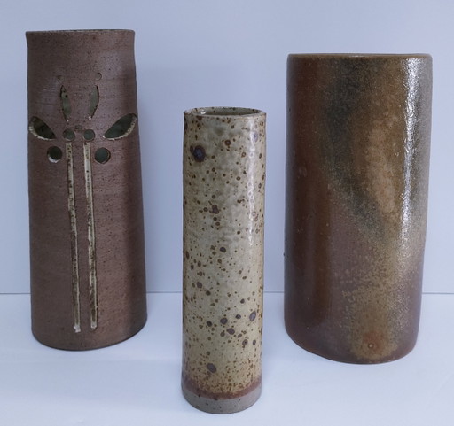 Drie geëmailleerde aardewerk vazen
