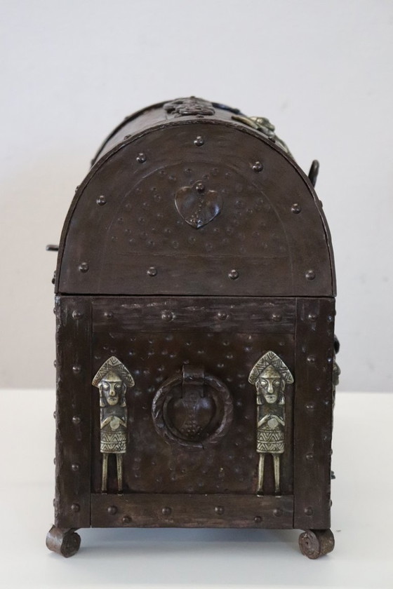 Image 1 of Antigua caja decorativa de hierro, principios del siglo XX