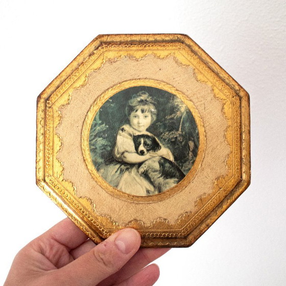 Image 1 of Cornice ottagonale fiorentina d'epoca con stampa raffigurante Miss Jane Bowles e il suo cane, opera di Joshua Reynolds.