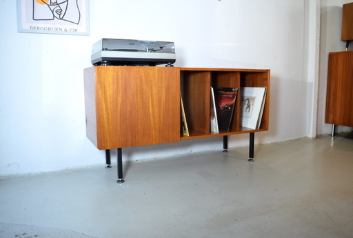 Mobiletto vintage in teak per dischi in vinile, credenza in stile metà secolo.