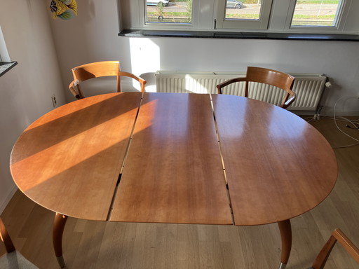 Prachtige massief kersenhouten tafel met bijpassende stoelen 
